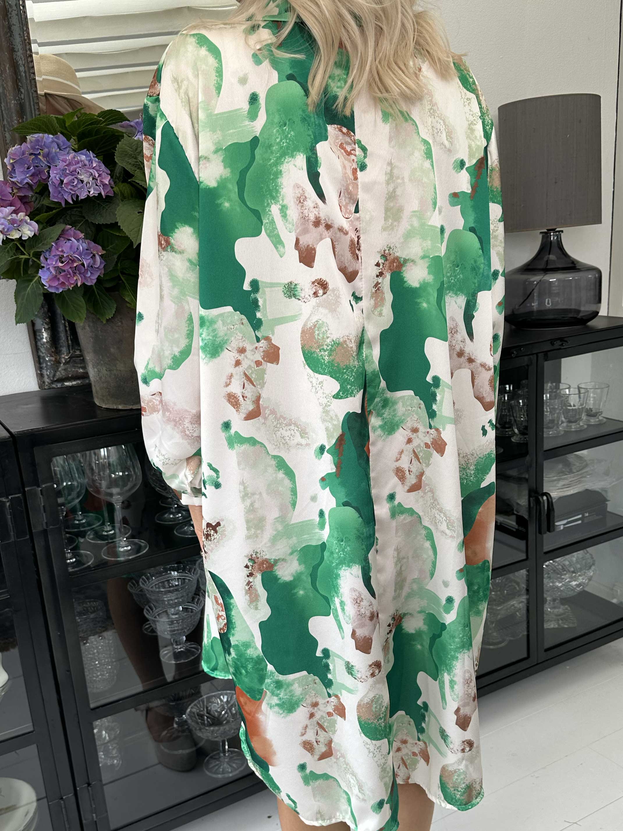 Lyng - Mønstret kjole i silkelook med skjortekrave